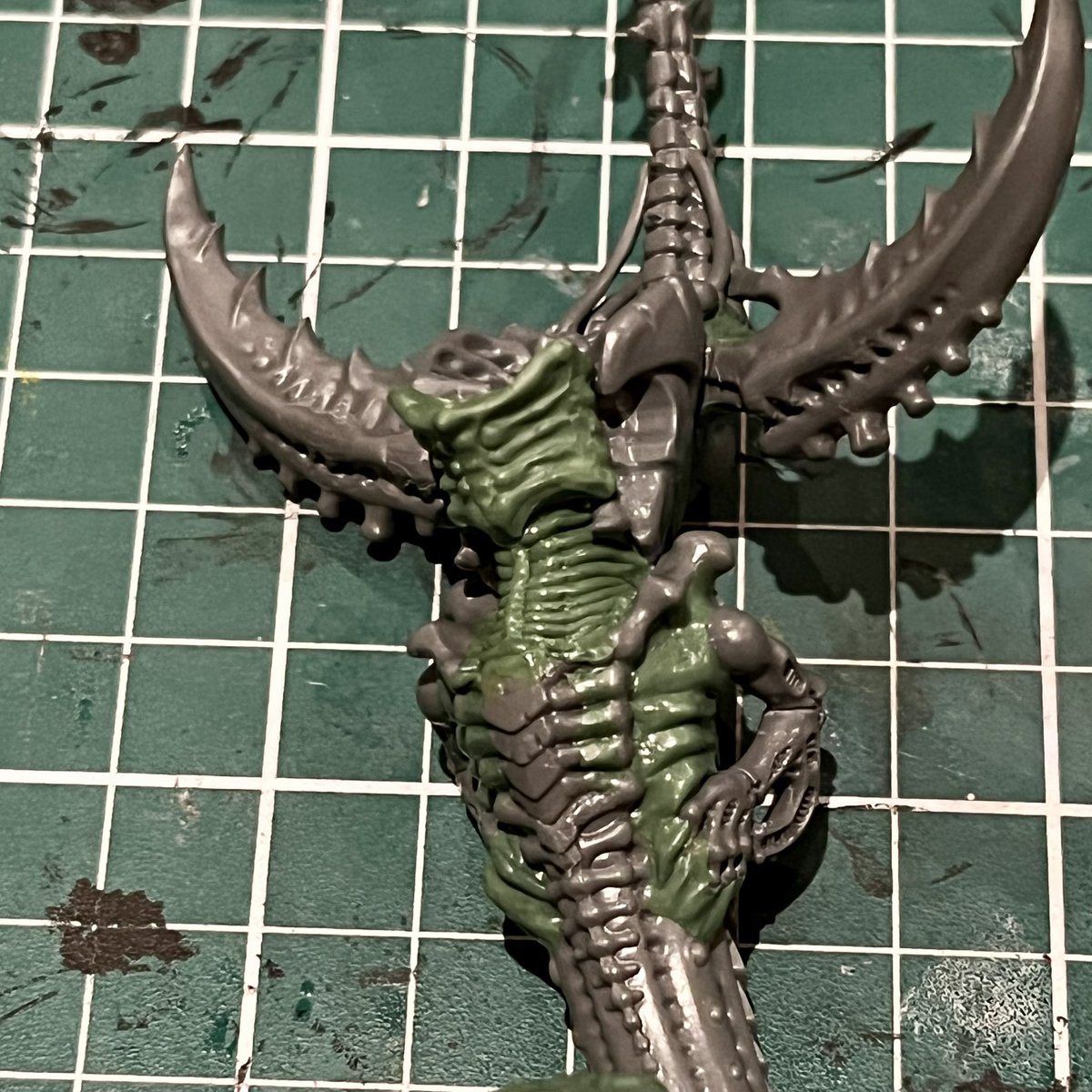 minus_tom's tweet photo. #Neurothrope pretty much done! It’s been so long since I did anything past basic gap filling (or a push mould) with Green Stuff, I’m pretty happy with how that middle section turned out :) #WIP #WarhammerCommunity #Tyranids #WarpShadow #40k #BrainBug #Warmongers #WIPWednesday https://t.co/tg397Q4LJj