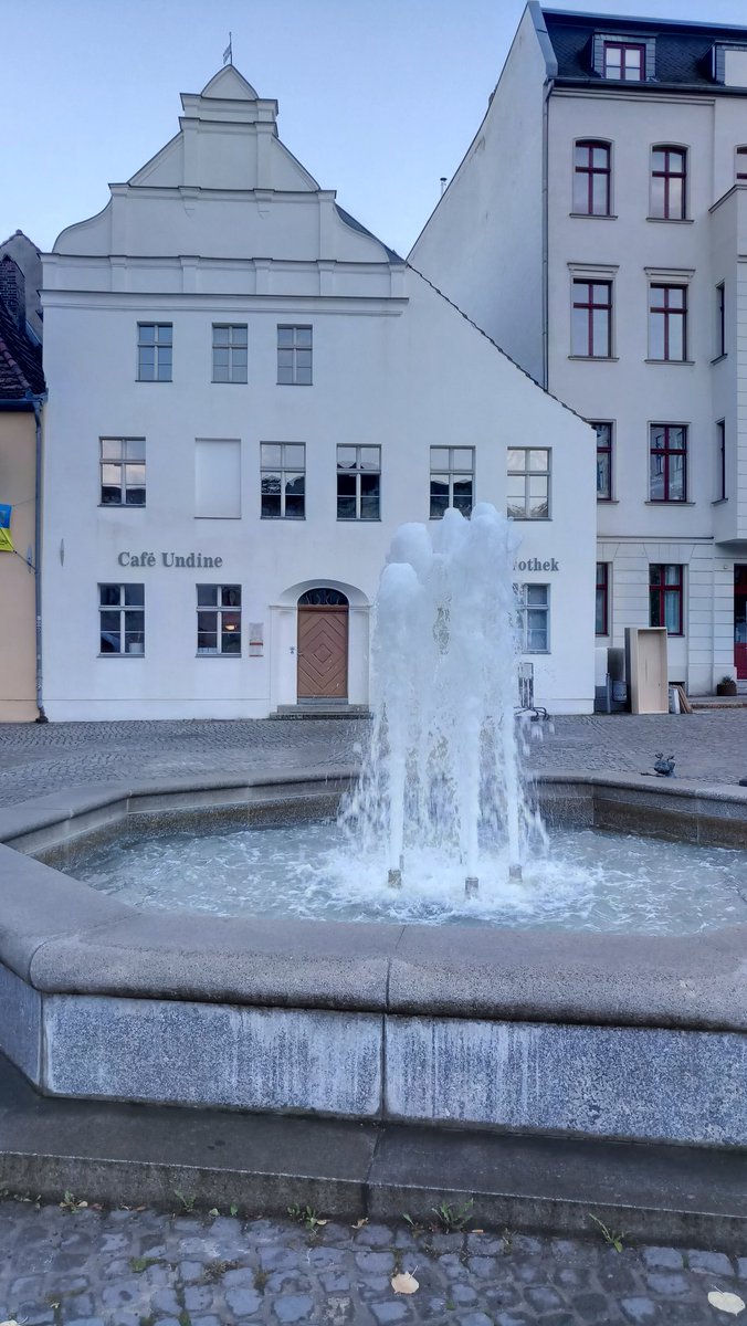 Ein Wochenende in Brandenburg an der Havel. Schön war's. Hier bin ich an der Stadtbibliothek vorbeigekommen 🤗