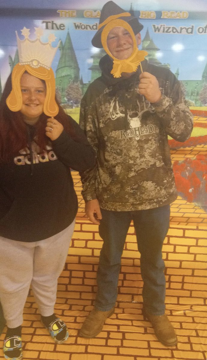 CHSLibrary1's tweet photo. Glinda & the Scarecrow!
#chsbigread #wonderfulwizardofoz #chslib #spslib
@CentralBulldog
@officialSPS https://t.co/USGzO9PRwQ