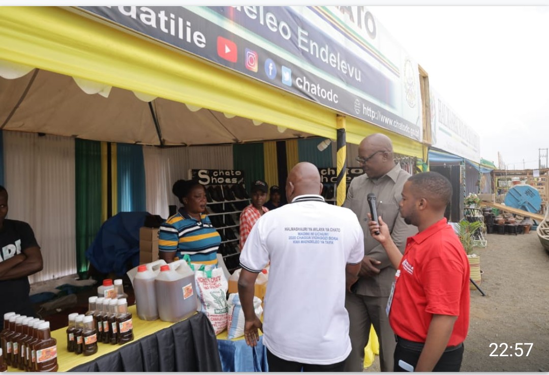 CHalmashauri's tweet photo. Mbunge wa Geita mjini mhe. Constantine Kanyasu ametembelea banda la Chato kwenye Maonesho ya 5 ya kitaifa ya Teknolojia ya Dhahabu yanayoendelea mjini Geita. Mhe. Kanyasu amewashauri wajasiriamali wa Chato kuhakikisha bidhaa wanazozalisha zinaenda sambamba na bei halisi ya soko https://t.co/PwrWVpk6nf