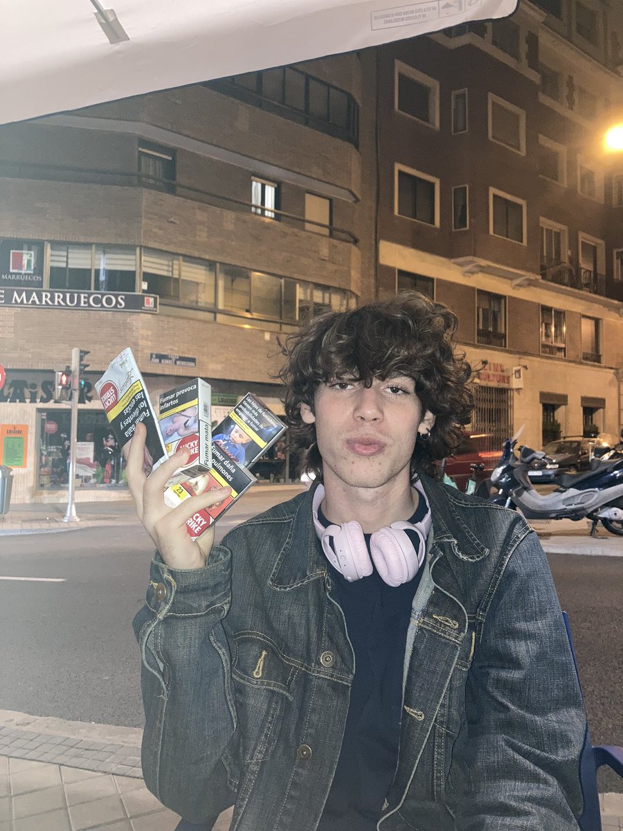 no sabéis lo feliz k me hace k  mis colegas por el cumple me regalen todos lucky strike