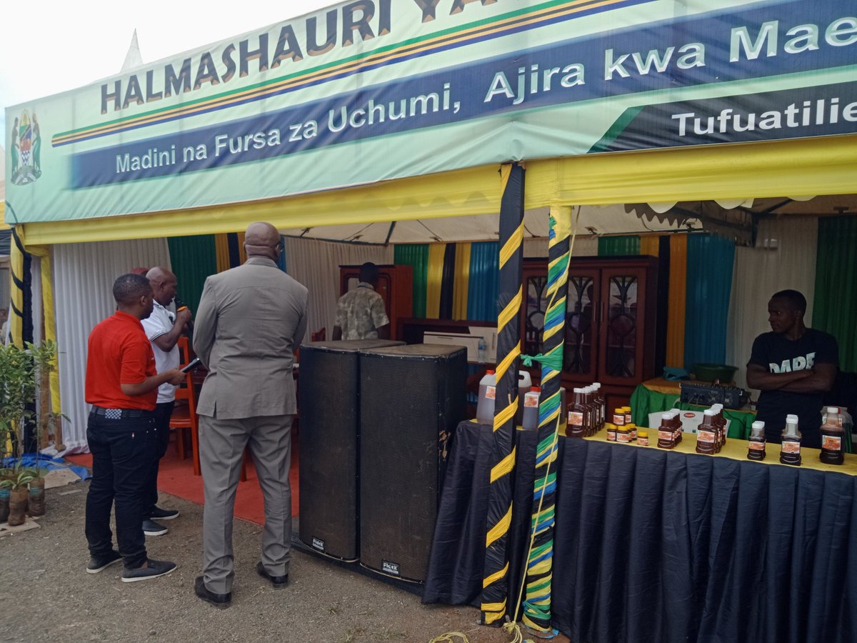 CHalmashauri's tweet photo. Mbunge wa Geita mjini mhe. Constantine Kanyasu ametembelea banda la Chato kwenye Maonesho ya 5 ya kitaifa ya Teknolojia ya Dhahabu yanayoendelea mjini Geita. Mhe. Kanyasu amewashauri wajasiriamali wa Chato kuhakikisha bidhaa wanazozalisha zinaenda sambamba na bei halisi ya soko https://t.co/PwrWVpk6nf
