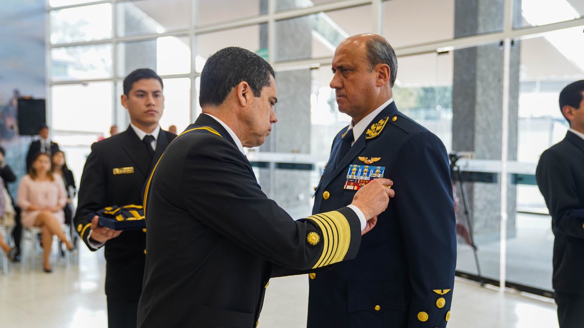 fapperu's tweet photo. #FAPahora I El Comandante General de la Fuerza Aérea del Perú, General del Aire Alfonso Artadi Saletti, junto a los comandantes generales del Ejército y Policía Nacional, así como otras autoridades militares fueron distinguidos por la Marina de Guerra (1/2) https://t.co/cpmWZqDFB5