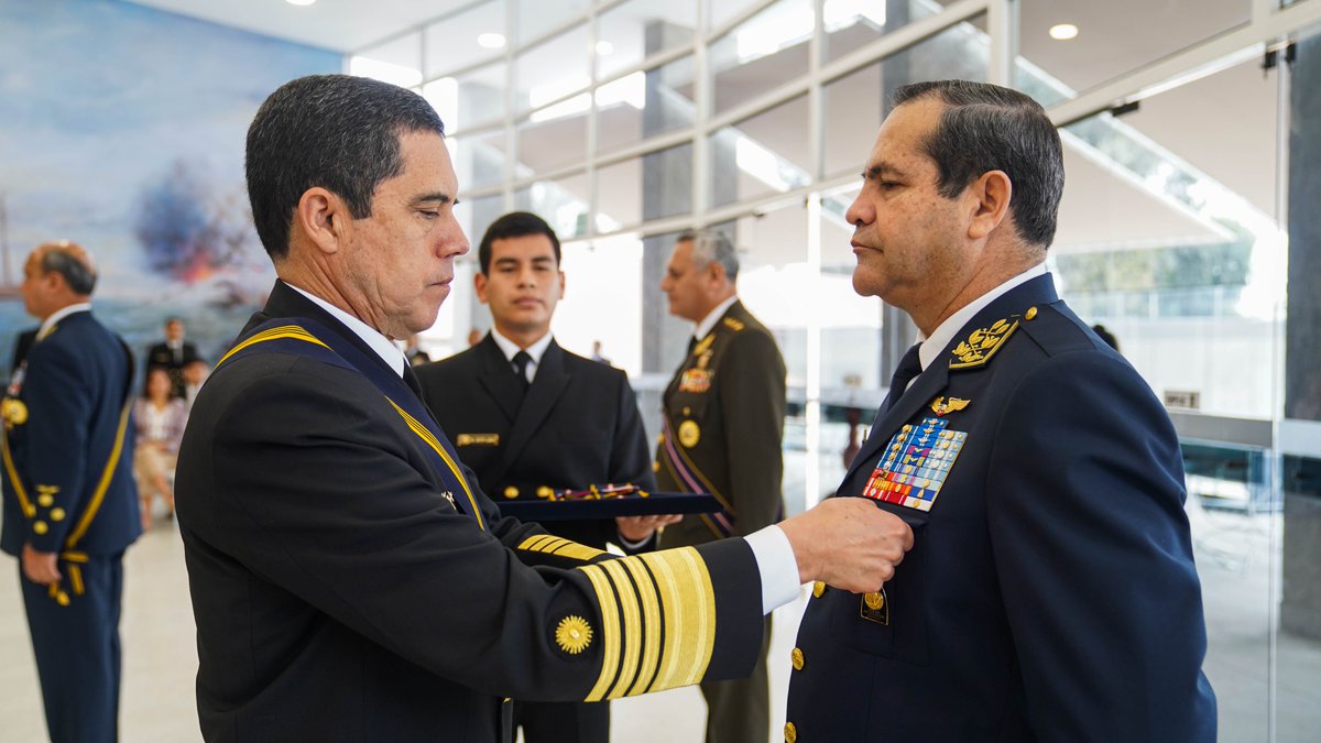 fapperu's tweet photo. #FAPahora I El Comandante General de la Fuerza Aérea del Perú, General del Aire Alfonso Artadi Saletti, junto a los comandantes generales del Ejército y Policía Nacional, así como otras autoridades militares fueron distinguidos por la Marina de Guerra (1/2) https://t.co/cpmWZqDFB5