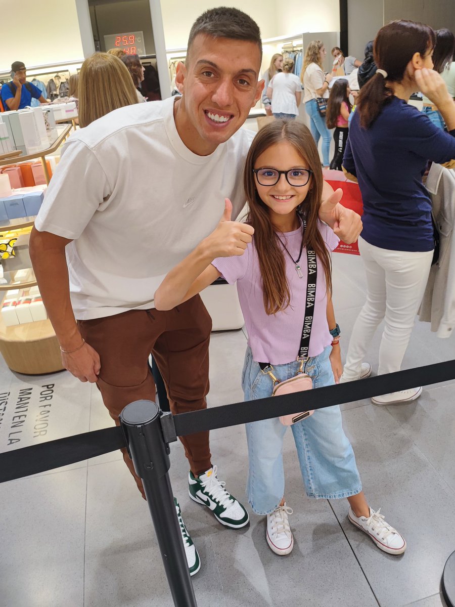 sergio_er_peke's tweet photo. Muchas gracias @myrto_uzuni11, has hecho a mi hija la niña más feliz del mundo. Todavía no se lo cree!!! Ojalá algún día le puedas firmar una camiseta 🔴⚪ https://t.co/sOkSWwEWtj