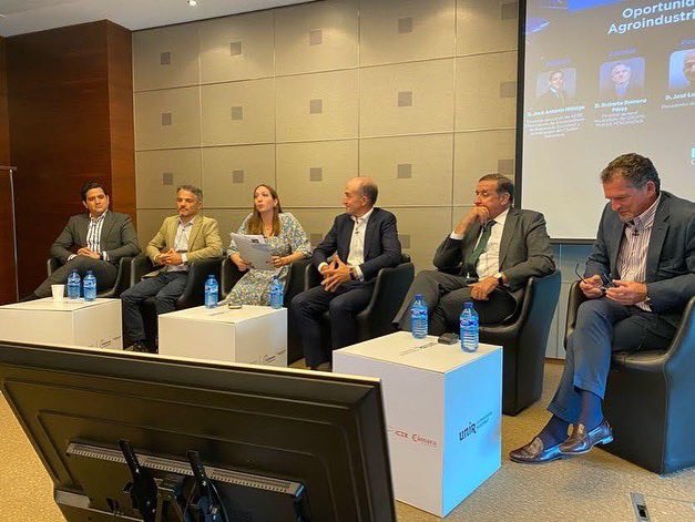 En el marco del #EcuadorOpenForBusiness España🇪🇸, la viceministra <a href="/anitagallardo/">Ana María Gallardo</a> estuvo moderando el panel de oportunidades de inversión que ofrece nuestro país en los sectores de agroindustria🥦, acuacultura🦐 y pesca🐟.

#MásEcuadorEnElMundo🌎 #MásMundoEnElEcuador🇪🇨