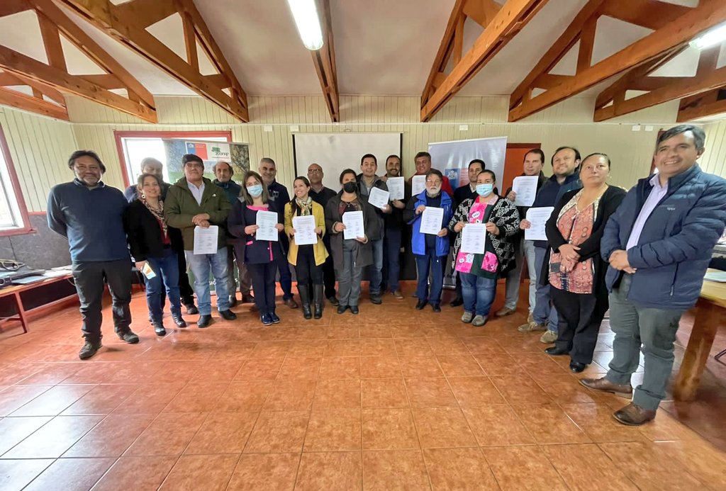 FOSIS_LosRios's tweet photo. [🟢Alianzas]
➡️Se materializó la firma de convenio en el marco de la Mesa Público- Privada del sector Aylin, en Lanco.
➡️Por parte del FOSIS el convenio fue suscrito por el Director Regional.
➡️La actividad fue encabezada por el Gobernador @LuisCuvertinoG y el alcalde Juan Rocha. https://t.co/a4yCSZ5ySV