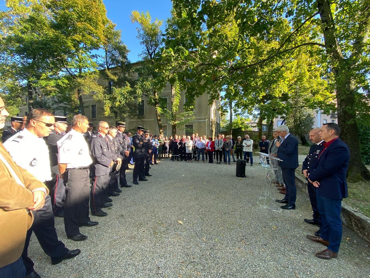 Prefet07's tweet image. 📅 Hommage aux personnes mobilisées lors des #incendies cet été en #Ardèche 🔥 @Prefet07 témoigne sa reconnaissance aux @SDISPompiers07, forestiers sapeurs, forces de l’ordre, élus, agents de l’Etat, associations et l’ensemble des partenaires qui ont protégé les ardéchois 👏