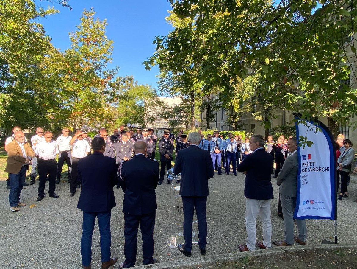 Prefet07's tweet image. 📅 Hommage aux personnes mobilisées lors des #incendies cet été en #Ardèche 🔥 @Prefet07 témoigne sa reconnaissance aux @SDISPompiers07, forestiers sapeurs, forces de l’ordre, élus, agents de l’Etat, associations et l’ensemble des partenaires qui ont protégé les ardéchois 👏