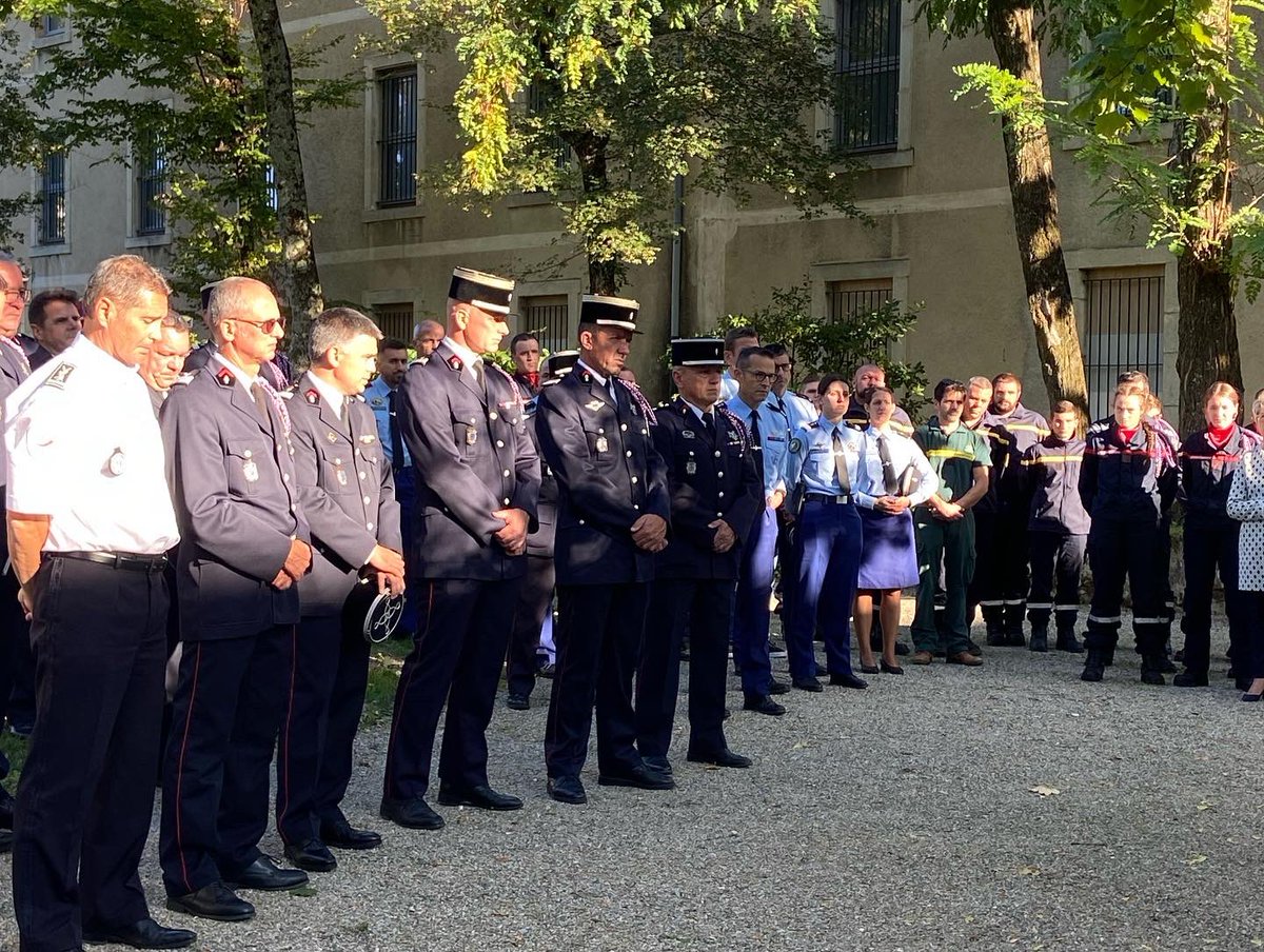 Prefet07's tweet image. 📅 Hommage aux personnes mobilisées lors des #incendies cet été en #Ardèche 🔥 @Prefet07 témoigne sa reconnaissance aux @SDISPompiers07, forestiers sapeurs, forces de l’ordre, élus, agents de l’Etat, associations et l’ensemble des partenaires qui ont protégé les ardéchois 👏