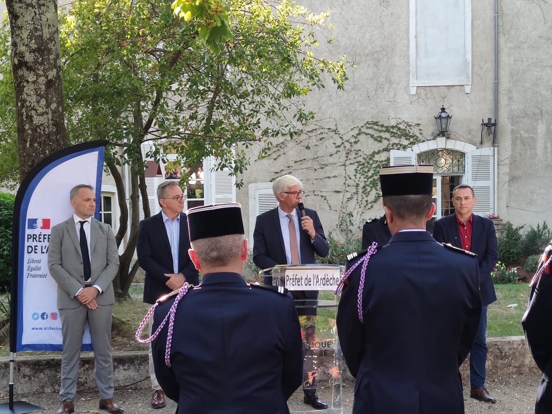 Prefet07's tweet image. 📅 Hommage aux personnes mobilisées lors des #incendies cet été en #Ardèche 🔥 @Prefet07 témoigne sa reconnaissance aux @SDISPompiers07, forestiers sapeurs, forces de l’ordre, élus, agents de l’Etat, associations et l’ensemble des partenaires qui ont protégé les ardéchois 👏