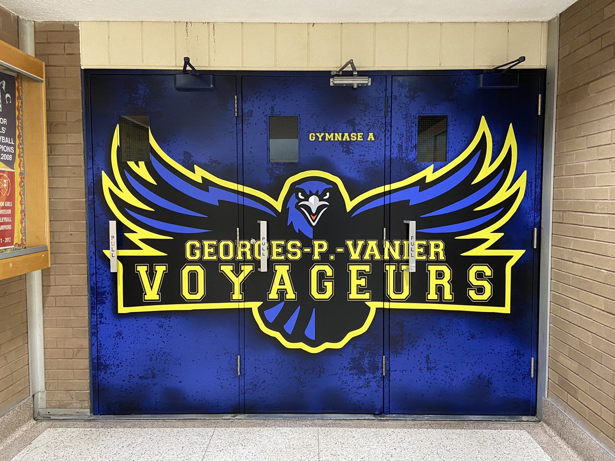 Les portes de gymnase depuis le placement d'un immense autocollant #gpva #gpvi #gymnase #ecole #georgespvanier