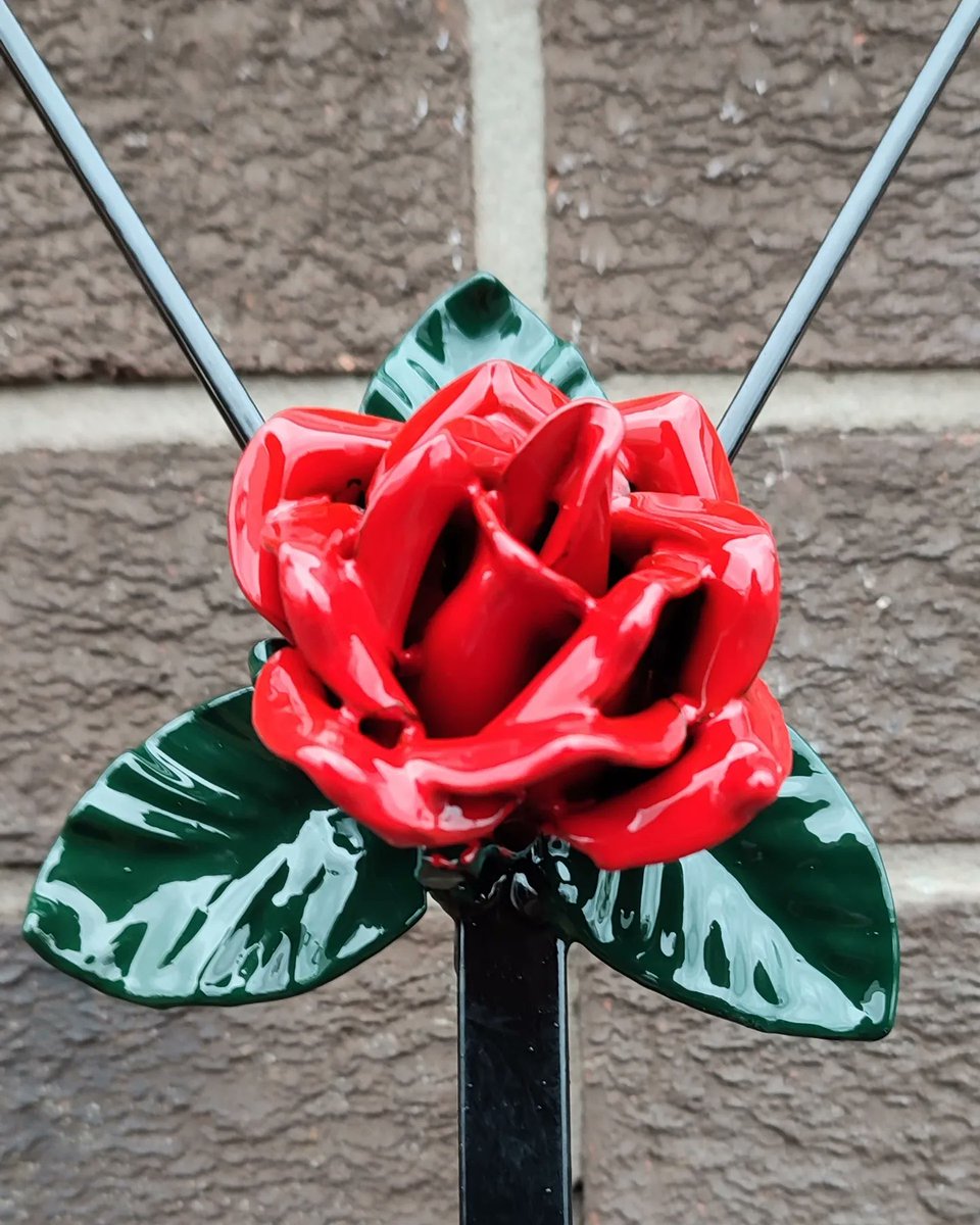gmweldingalloa's tweet photo. Some examples of our vase holders featuring different coloured roses and thistles. Galvanized and powder coated for long term use in mind! #rose #thistle #memorial #rememberance #grave #cemetery #flowers #handmade #artistic #edinburgh #stirling #falkirk #dunfermline #fife #alloa https://t.co/EwkdFzpa66
