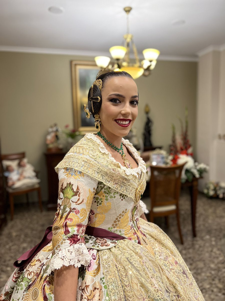 carlosgemelo7's tweet photo. La fallera més guapa 😍✨ https://t.co/zvJxsg2lff