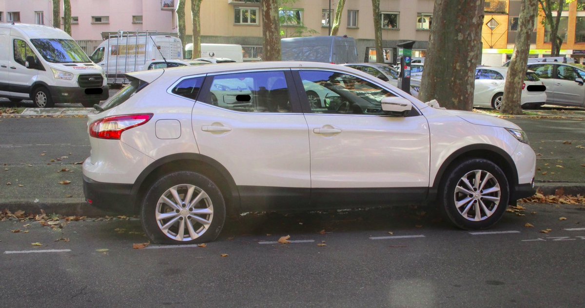Les dégonfleurs de SUVs tweet media