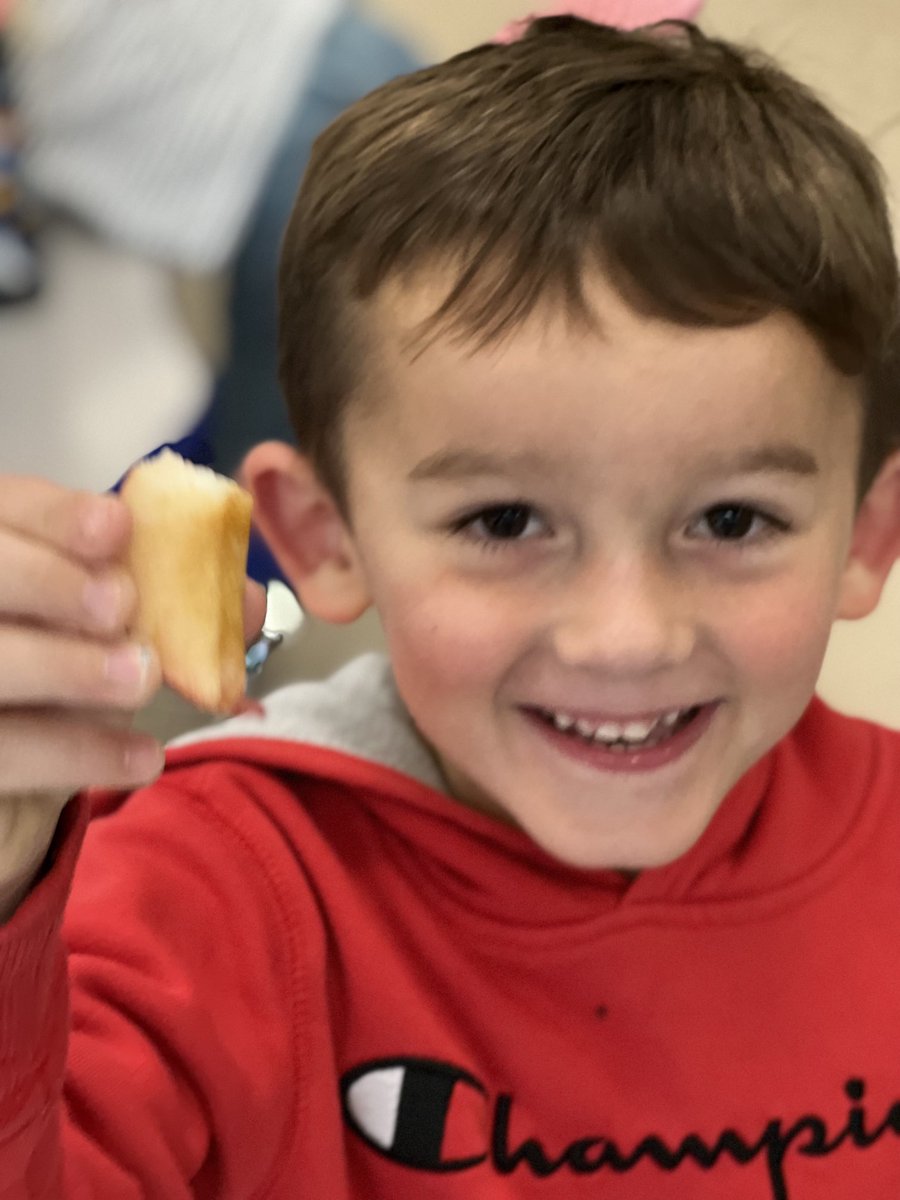 FalveyFriends's tweet photo. We loved green and red apples but were not big fans of yellow!  More pics being sent on Remind. #FalveyFriendsFun 🍎 🍏 https://t.co/e4BbmDp2PM