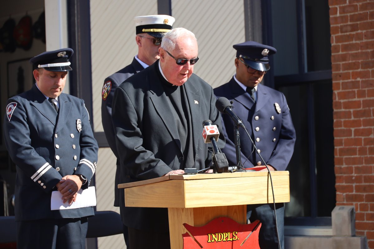 IFD_NEWS's tweet photo. Under the leadership of @IAFF416 President Hank Harris, Msgr. Joseph Schaedel #StLuke, offered the invocation &amp; benediction, followed by a heartfelt keynote from past #PFFUI president Tom Hanify, #IFD retired. Thank you to @IndyMayorJoe for his continued support.  #NeverForget https://t.co/c9I8erbF33