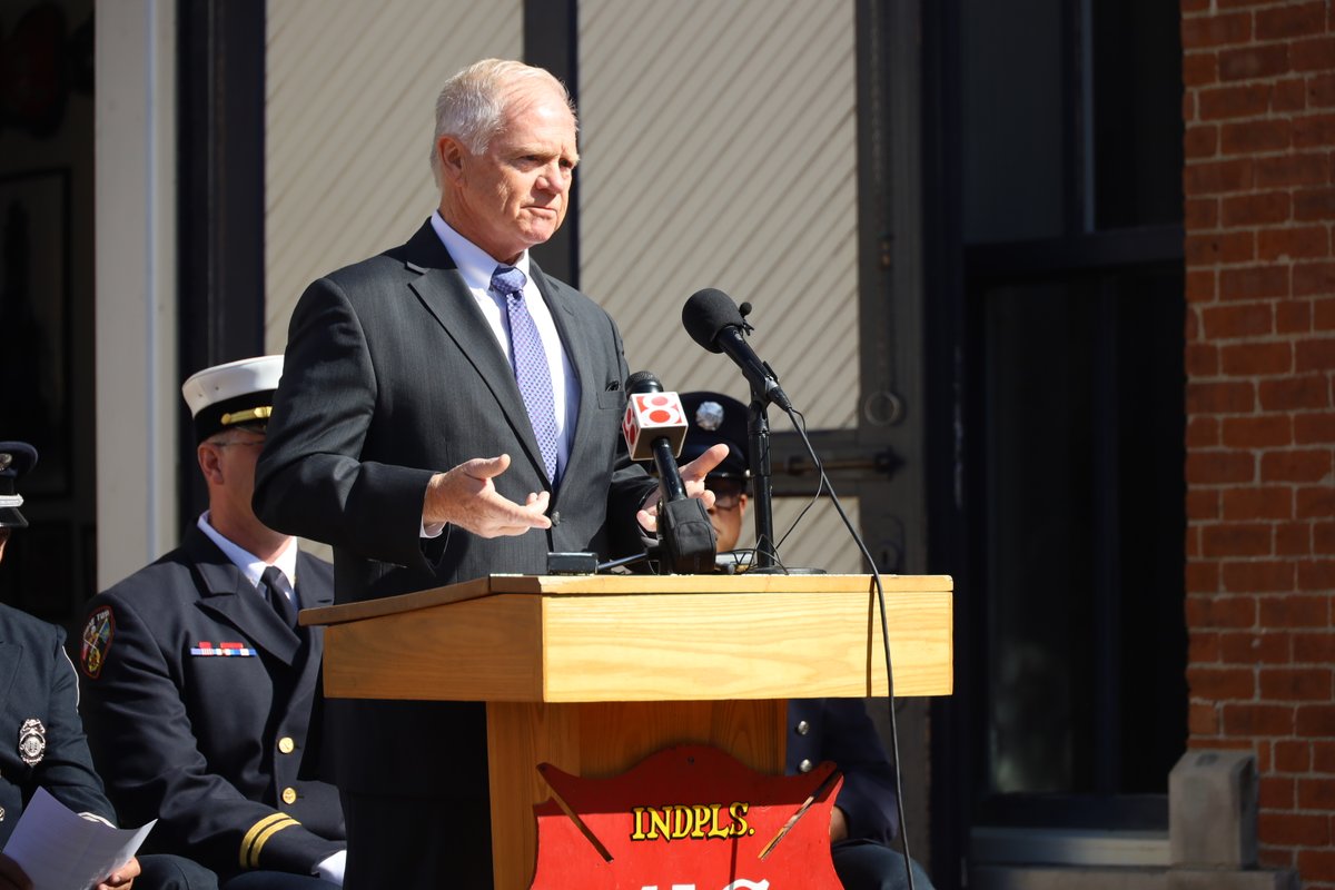 IFD_NEWS's tweet photo. Under the leadership of @IAFF416 President Hank Harris, Msgr. Joseph Schaedel #StLuke, offered the invocation &amp; benediction, followed by a heartfelt keynote from past #PFFUI president Tom Hanify, #IFD retired. Thank you to @IndyMayorJoe for his continued support.  #NeverForget https://t.co/c9I8erbF33