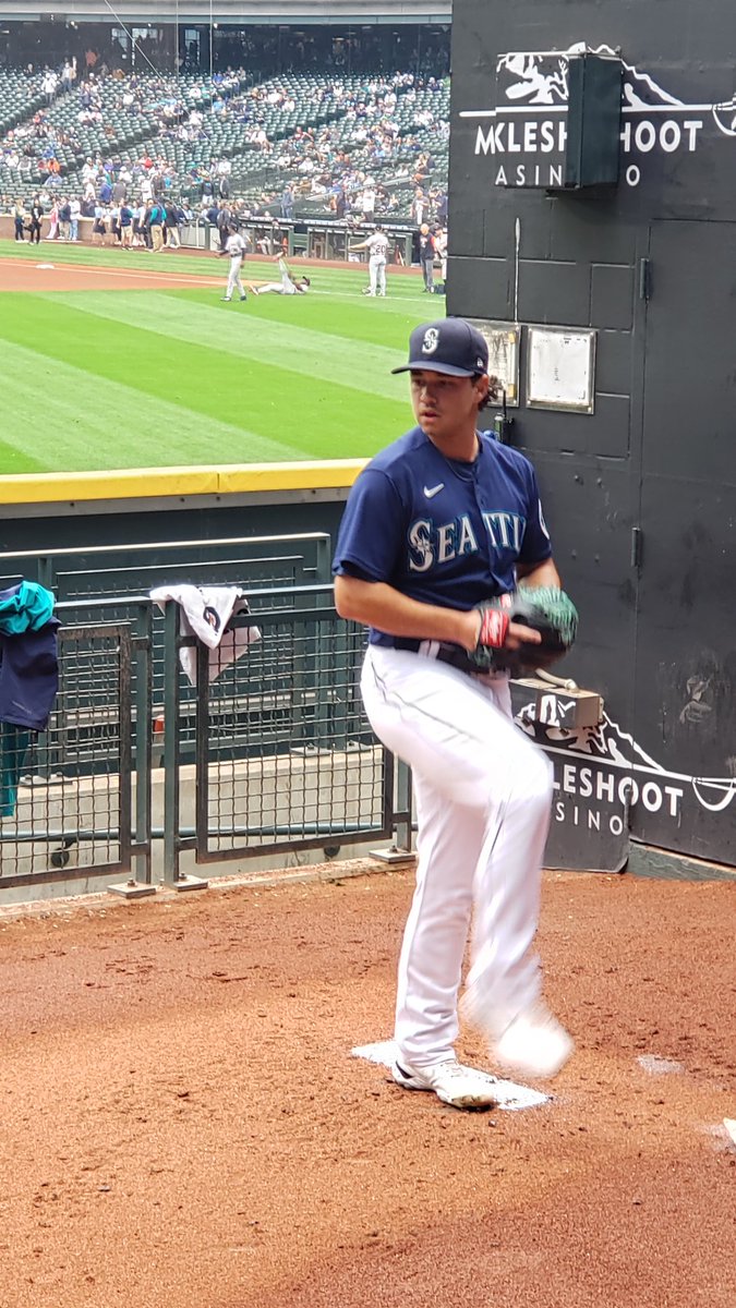 SeattleRallyKid's tweet photo. I snuck out of school early to see my boys @JRODshow44 and @MarcoGonzales_ end the regular season in style! Let's go @Mariners! This weekend is gonna be amazing! #SeaUsRise #GoMariners #WHEREiROOT #PostSEAson #donttellmyteachers https://t.co/Lga1usEiDA