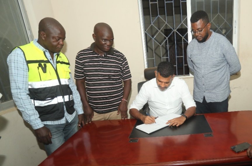SubcountyAdmin's tweet photo. We were humbled by Mombasa Governor H.E. @A_S_Nassir call to the Nyali @SubcountyAdmin office on Tuesday night after officially launching the Kongowea Market 24hrs (economy) operations at the facility. 
#ServiceDelivery #Scaco #Kongowea #24houroperations https://t.co/rXQQc9ZAfn