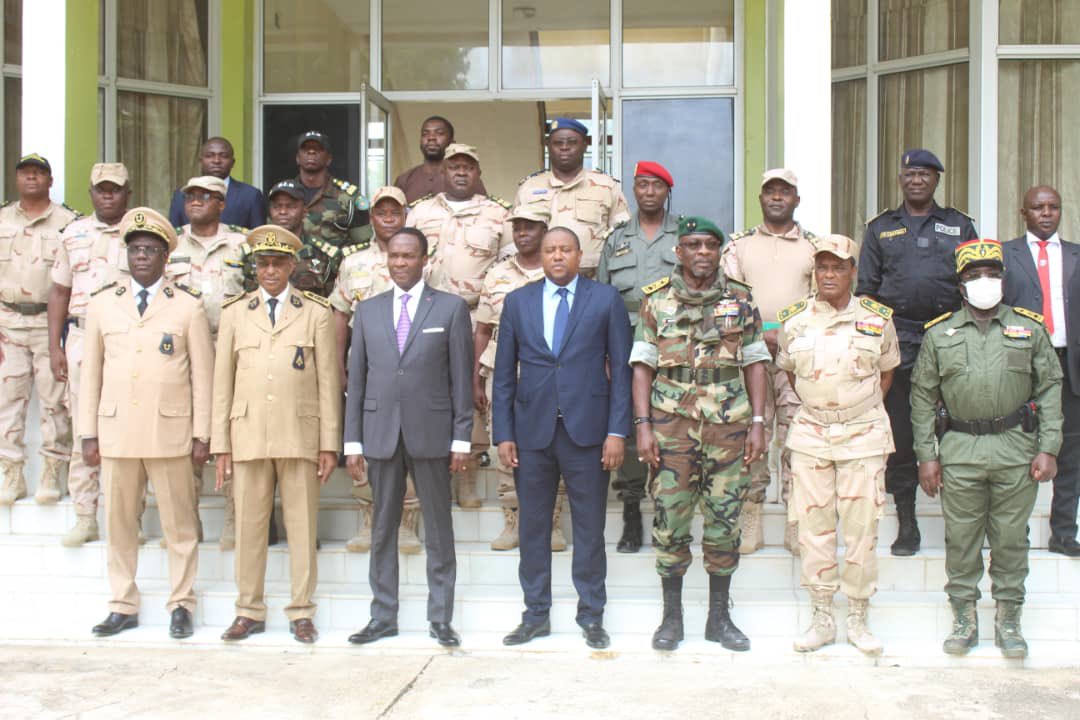 HonneurFidelite's tweet photo. The Minister Delegate at the Presidency in Charge of Defence, Beti Assomo Joseph made a stopover at the command post of the 4th Joint Military Region in Maroua for a security evaluation mission and a visit to the 4th Joint Military Hospital on October 4, 2022. https://t.co/jaH6iXS5ap