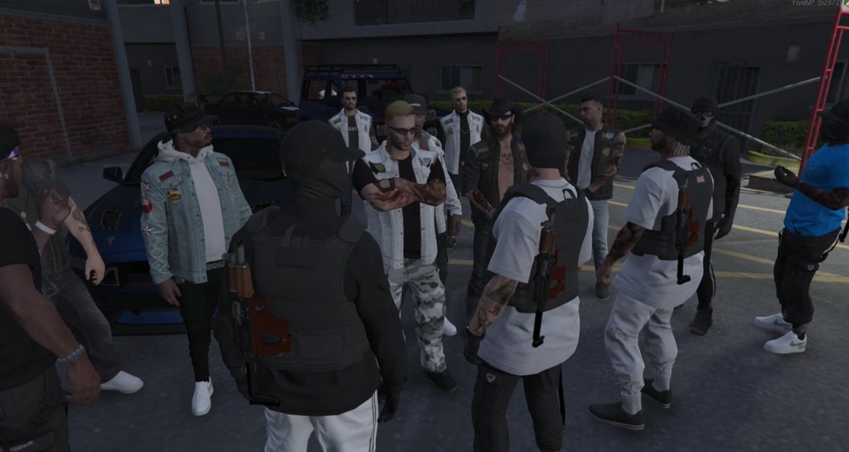 OrigenLSInfo's tweet photo. [🇬🇧💀] Cara a Cara.

MDM recibe a BB en el Barrio para aclarar todo.

Estos tienen un tenso intercambio de palabras por unos minutos y al final Hunter promete dar un nombre en unos dias.

La relación seguirá igual que ahora y cuando baje la tensión con ST recobraran la relación. https://t.co/855GADvHng