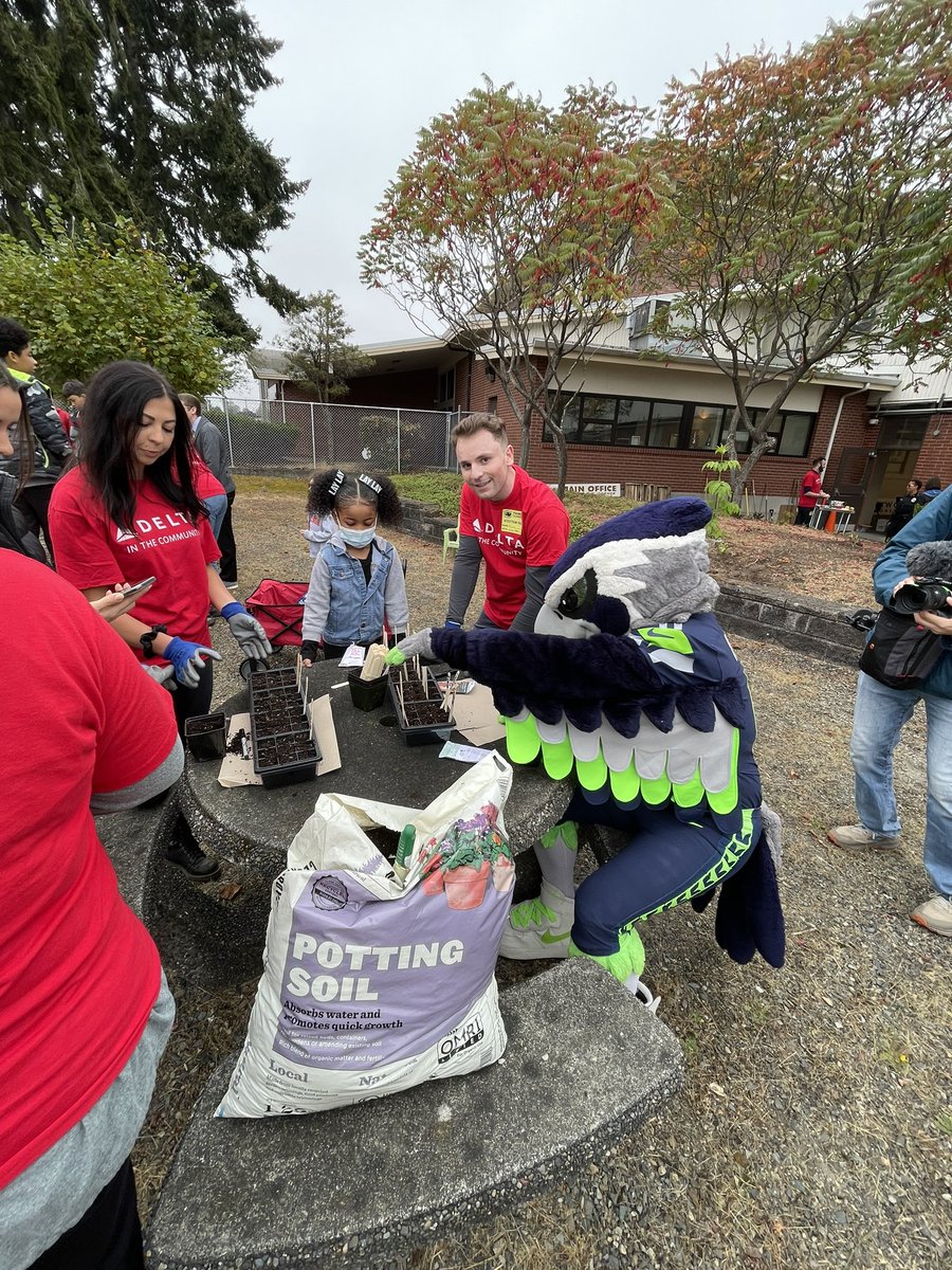 Treegrubber's tweet photo. I taught a different #hawk how to plant seeds of change today. Thanks @Seahawks #Blitz @Delta for assisting with a new #projectlearninggarden. #groweatlove🌱 #harrythehawkisthebest https://t.co/NPrkzTdo2I