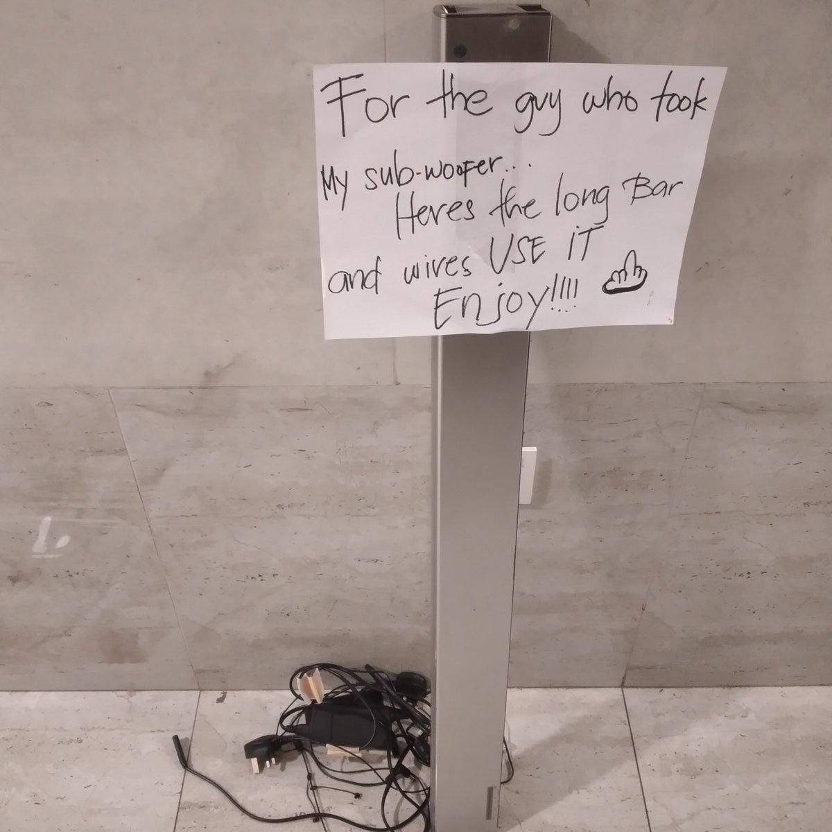 Zen2027's tweet photo. I sw this on the hallway,
The owner must have got his heart broken dude https://t.co/8ucv3dEJYc