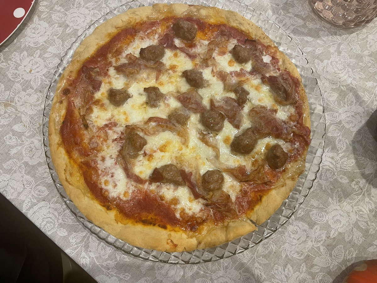 Irishsara1980's tweet photo. Anche io ho fatto 3 gol stasera dai 🥲🥹 #homemade #homecooker #pizzanight 🍕 👩‍🍳 https://t.co/X2BB8tym9S