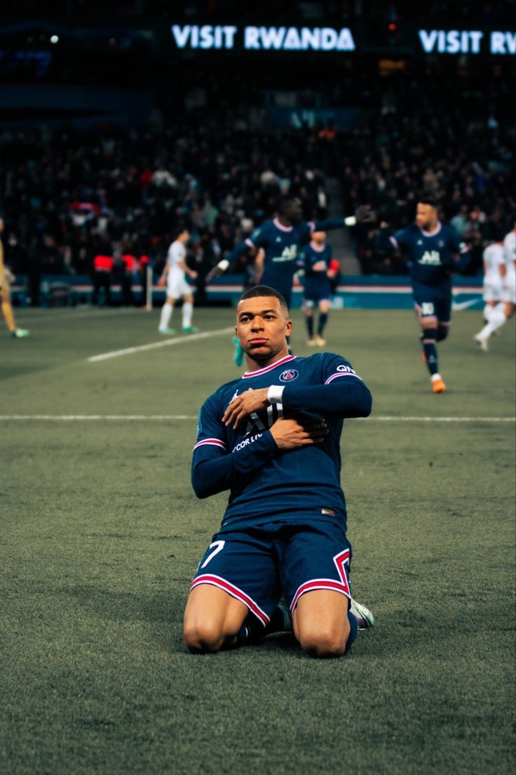 futvida__'s tweet photo. Pov: o ano é 2030

Vini Jr: 1 bola de ouro
Haaland: 2 bolas de ouro
Mbappe: recebe 300 milhões por dia no PSG https://t.co/7S1GerhjIS