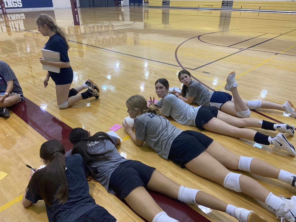 ISMSLadyEagles's tweet photo. 8th grade volleyball working on their letters for teacher appreciation. Cant wait to honor our wonderful ISMS teachers at the game tomorrow. @IndianSpringsMS @KISDAthletics https://t.co/piidFtnoTy