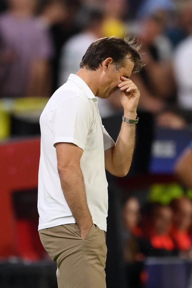 📸 LA FOTO. 

Llegó cuestionado, hizo historia y se marcha con el peor arranque de temporada en muchísimo tiempo. Pero Nervión no olvida, y sabe reconocer a quien le dio gloria.