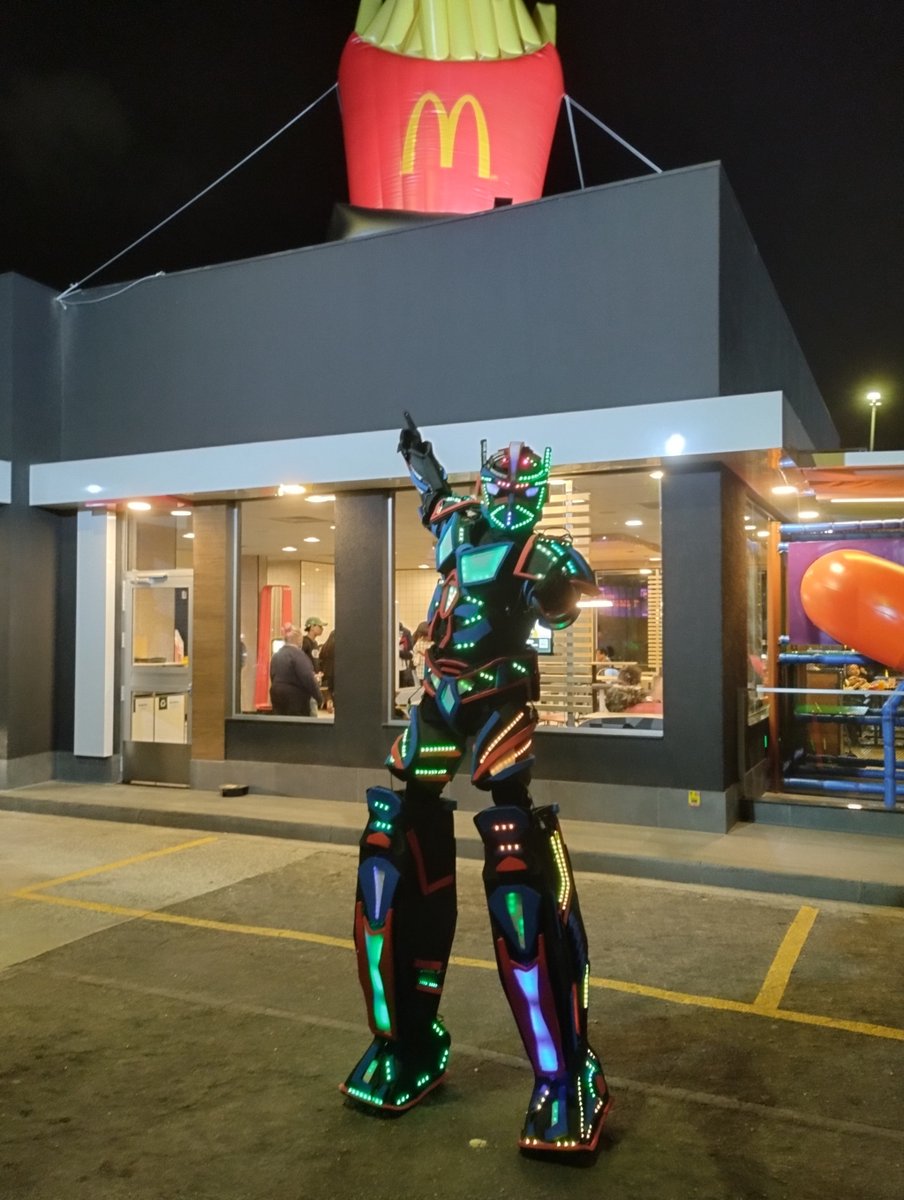 tactiproducoes's tweet image. Reinauguração Mc Donalds Vila Yara com Roboled.

#roboled #robo #reinauguração #mcdonalds 
#amomuitotudoisso #inauguracao