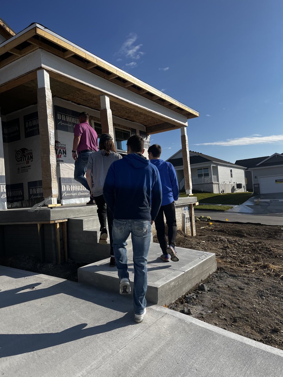 cbWrkBasedLearn's tweet image. Students had the opportunity to tour a housing development and a commercial development to see first hand rough in electrical systems. Thank you to our sponsor, PowerTech! #career-exploration   #AchieveMore ⁦@CBCommSchools⁩ ⁦@CB_TradeWorks⁩