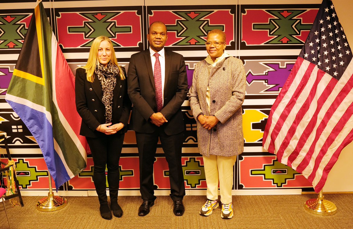 SACGNY's tweet photo. “Wonderful to meet @amy_shelver and @Malutshaba, Executive Director of the @SACulturalObs, at the South African Cultural Center in New York”. – Consul General Motumisi Tawana, 3 October 2022. #SAArts | #SACulture https://t.co/LylDqw8Z6K