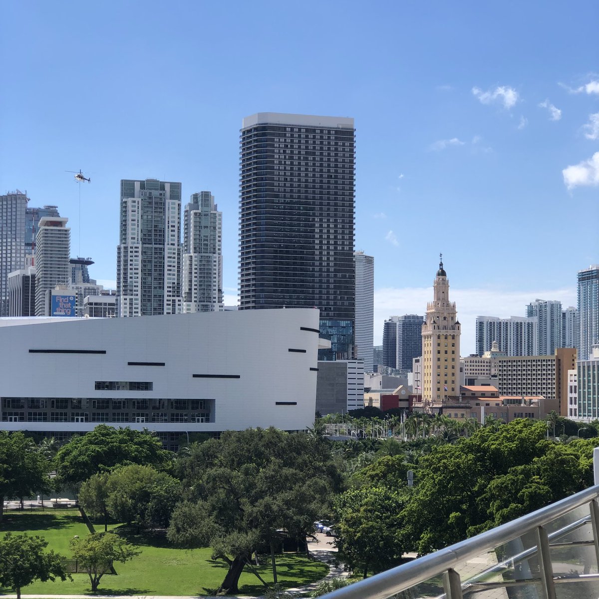 mundo_da_romi's tweet photo. Can’t get enough of this view from atop of @FrostScience museum. #miami #frostsciencemuseum https://t.co/T8FZLwteID
