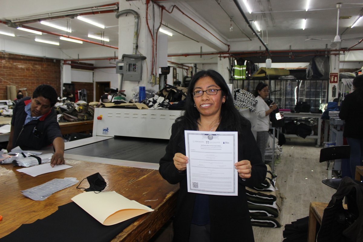 itea2's tweet photo. #ElDato 
Hoy en Huamantla,  entregamos un certificado de secundaria en la modalidad de #AprendeINEA a Nelly Ruiz Martínez,  trabajadora de la industria textil, ella a través de esta plataforma ha logrado culminar su educación básica.
#Tlaxcala 
#UnaNuevaHistoria https://t.co/avg5HR0niD