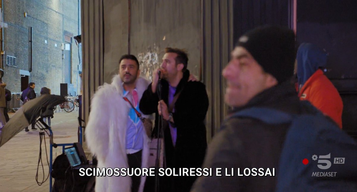Chiaralbatros's tweet photo. Non sai il testo della canzone ma la devi cantare comunque 😅😅
#Emigratis https://t.co/oR4Os8IJDv