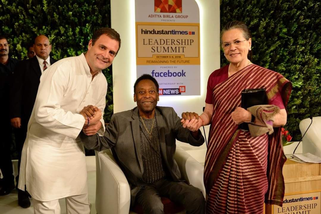 MRahmaniINC's tweet photo. आज ही के दिन 2018 में फ़ुट्बॉल के बादशाह रहे Mr Pele जब आदरणीय लीडर श्री @RahulGandhi जी से मिले थे तो कुछ इस तरह भावुक हो उठे थे।
#HTLS2018
@Pele https://t.co/GTrXRjH7wU