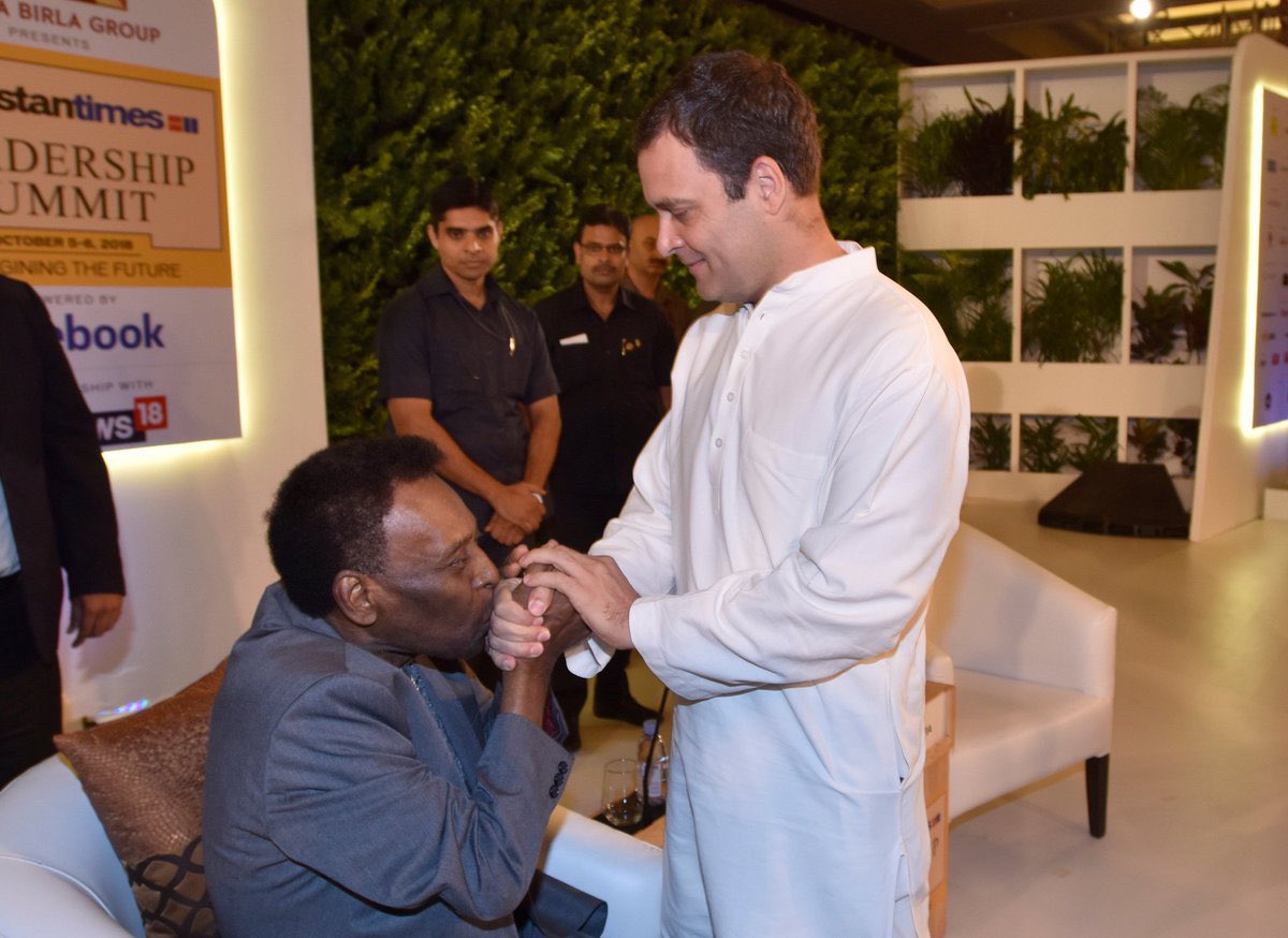 MRahmaniINC's tweet photo. आज ही के दिन 2018 में फ़ुट्बॉल के बादशाह रहे Mr Pele जब आदरणीय लीडर श्री @RahulGandhi जी से मिले थे तो कुछ इस तरह भावुक हो उठे थे।
#HTLS2018
@Pele https://t.co/GTrXRjH7wU