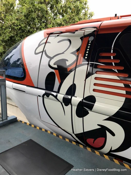 just remembered something that drives me fucking bonkers about Monorail Orange's mickey livery at disneyland  