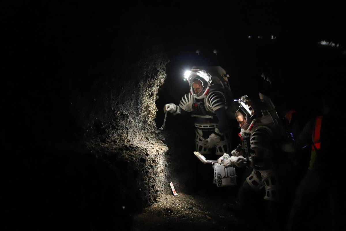 NASAArtemis's tweet photo. Practice makes perfect.
 
The team of scientists, engineers, and field experts simulating #Artemis III moonwalks near Flagstaff, Arizona includes @NASA_Astronauts @Astro_Feustel and @Zenanaut. More: https://t.co/ExlJYWBv1N https://t.co/BnPTlNZWI4