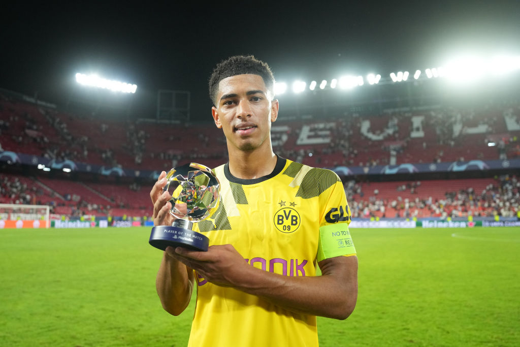 UEFAcom_de's tweet photo. 🏆 Congrats, @BellinghamJude! 🙌🤩🎉
#UCL | #SFCBVB | @BVB | @BlackYellow https://t.co/lkjwR5reRX