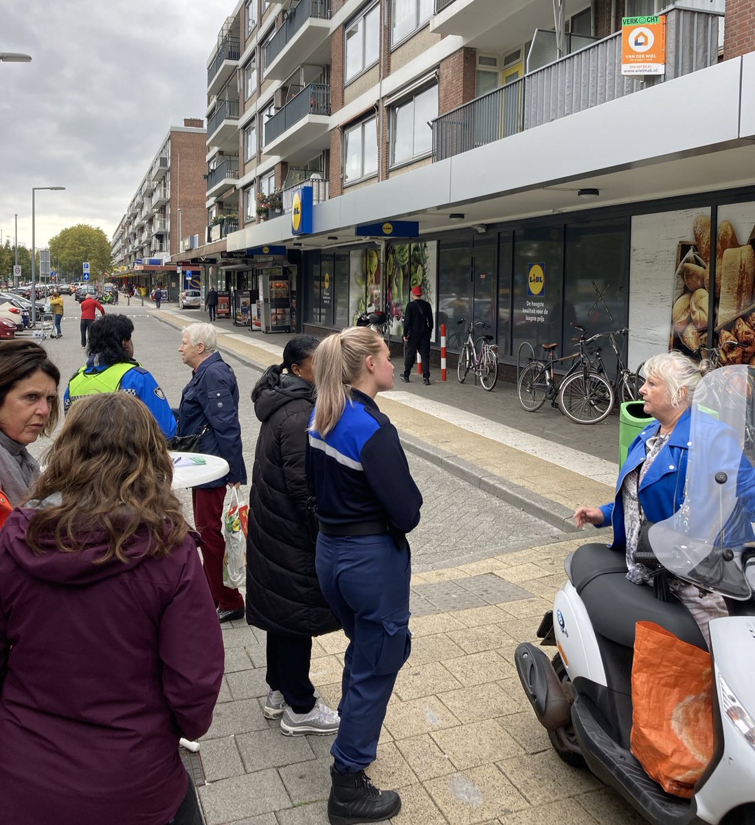 Flinke fietstocht gemaakt door IJsselmonde samen met Annemarie,  onze accounthouder Veilig van dat gebied. Goed om al fietsend door verschillende wijken van IJsselmonde bijgepraat te worden over wat er speelt. We eindigden bij de mobiele toezichtspost van Toezicht &amp; Handhaving.