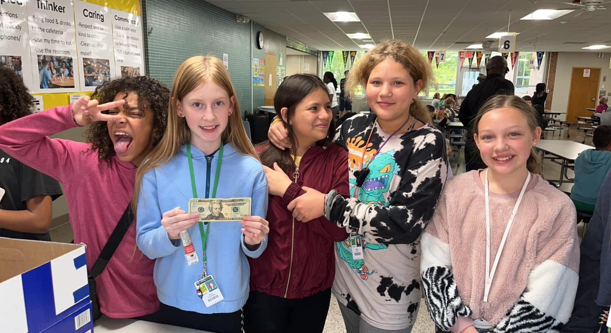 DMPS_WorldLang's tweet image. Languages, cultures, and people are are always intertwined. @MeredithHuskies Spanish teachers- including @iwla Middle Level T of the Year- raised funds to support Puerto Rico through the latest hurricane. Great turn out and raised $400! @DMschools