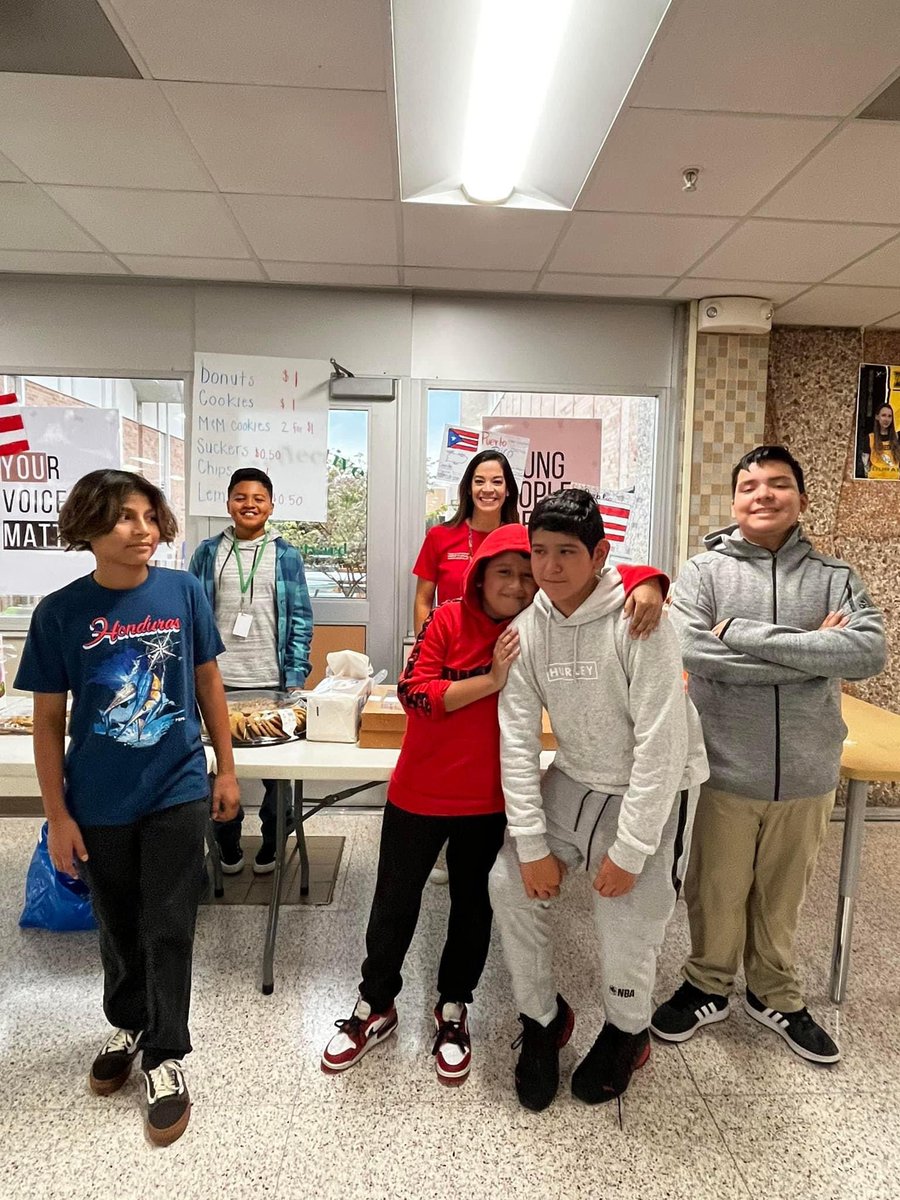 DMPS_WorldLang's tweet image. Languages, cultures, and people are are always intertwined. @MeredithHuskies Spanish teachers- including @iwla Middle Level T of the Year- raised funds to support Puerto Rico through the latest hurricane. Great turn out and raised $400! @DMschools