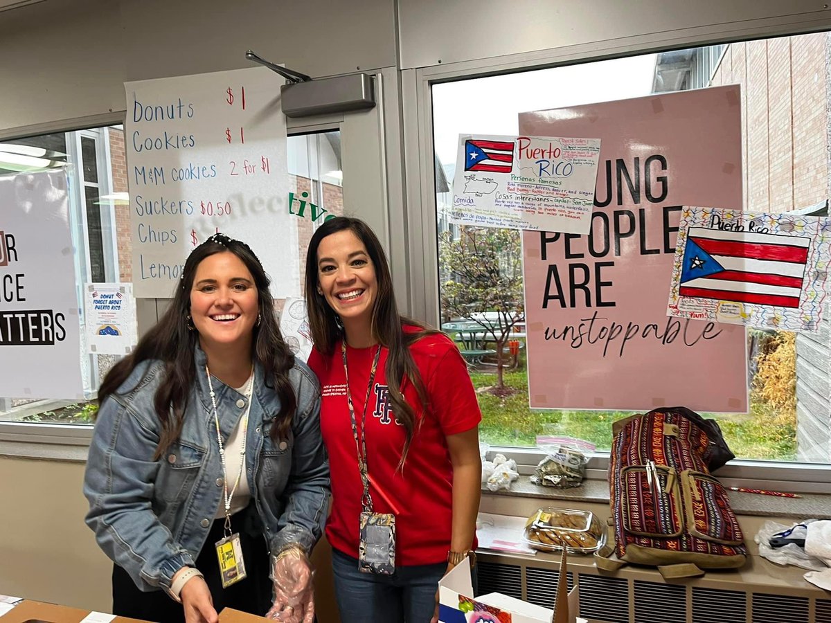 DMPS_WorldLang's tweet image. Languages, cultures, and people are are always intertwined. @MeredithHuskies Spanish teachers- including @iwla Middle Level T of the Year- raised funds to support Puerto Rico through the latest hurricane. Great turn out and raised $400! @DMschools