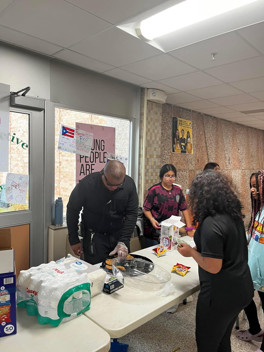 DMPS_WorldLang's tweet image. Languages, cultures, and people are are always intertwined. @MeredithHuskies Spanish teachers- including @iwla Middle Level T of the Year- raised funds to support Puerto Rico through the latest hurricane. Great turn out and raised $400! @DMschools