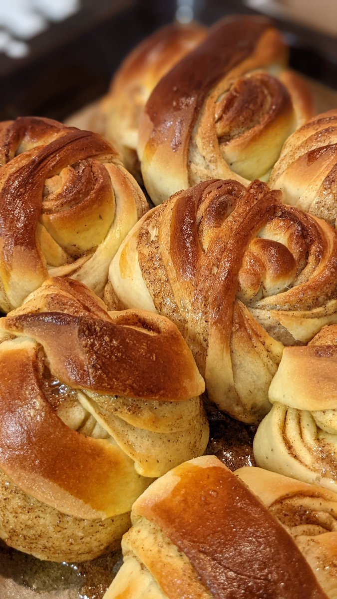 tasiorsi's tweet photo. Ha ősz, akkor össze-vissza egymásnak növő, szabálytalan kardemummabullar.
#nightbaking https://t.co/VJXdrW1lHR
