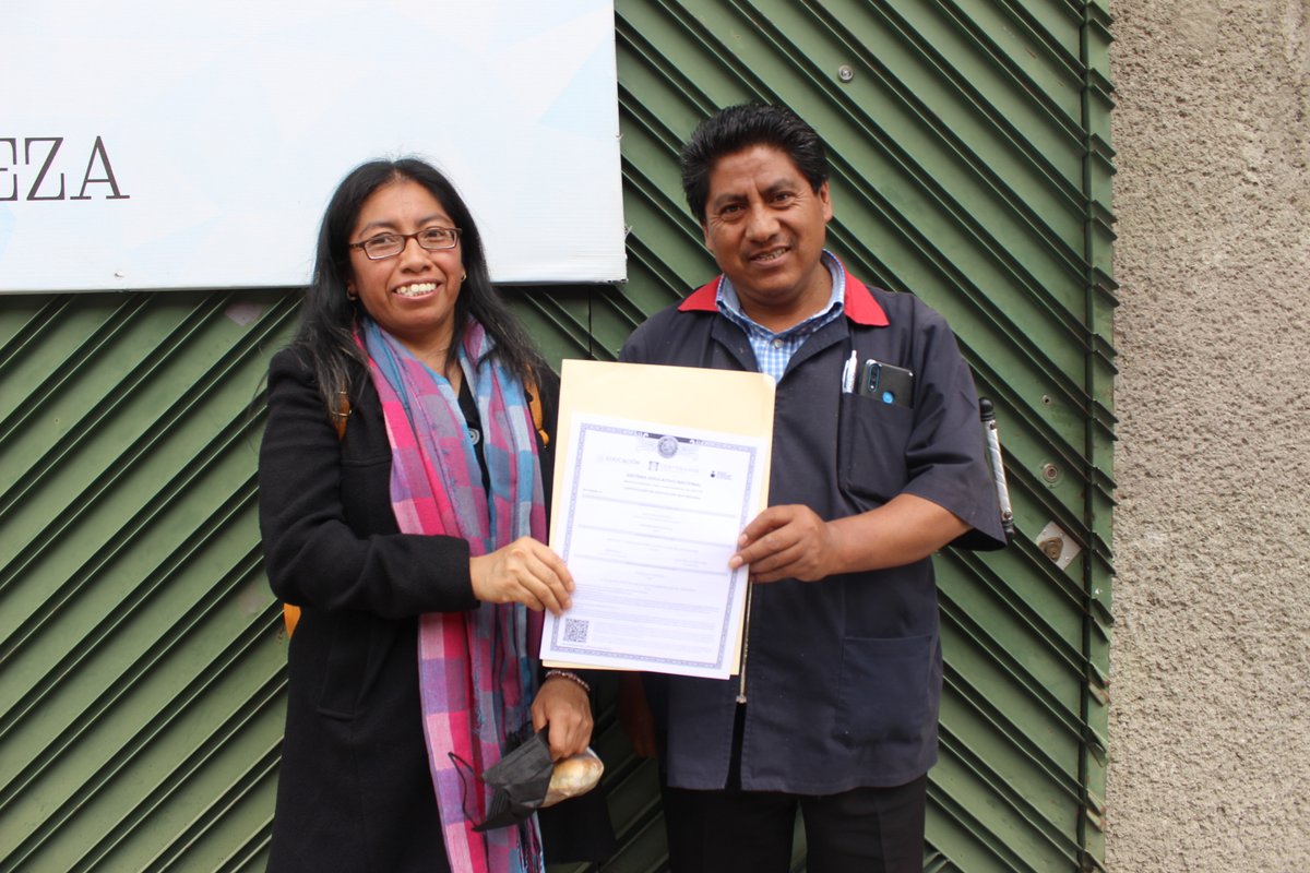 itea2's tweet photo. #ElDato 
Hoy en Huamantla,  entregamos un certificado de secundaria en la modalidad de #AprendeINEA a Nelly Ruiz Martínez,  trabajadora de la industria textil, ella a través de esta plataforma ha logrado culminar su educación básica.
#Tlaxcala 
#UnaNuevaHistoria https://t.co/avg5HR0niD